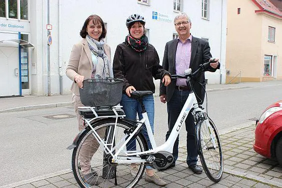 Krankenpflegeverein Biberach spendet E-Bike für Diakonie-Sozialstation der Zieglerschen Bild: Krankenpflegeverein Biberach spendet E-Bike für Diakonie-Sozialstation der Zieglerschen