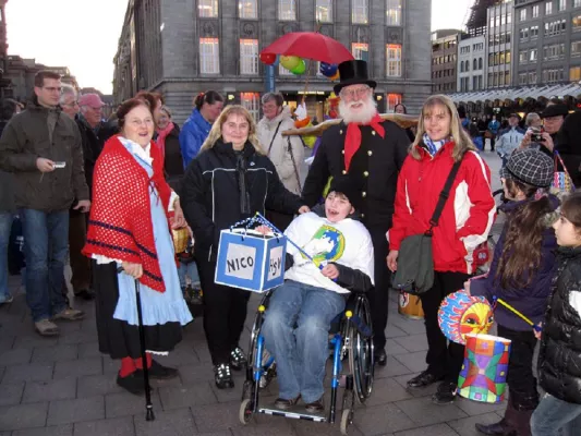 Bild: Immer mehr Engagierte organisieren ein Lichtermeer und setzen so leise Zeichen für mehr Miteinander