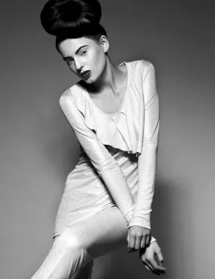 Bild: Models servieren in der YORE Fashion-Lounge Die etwas andere Modenshow zur Fashion Week