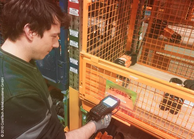 Bild: Anstoß im ContiTech Lager Hannover-Vahrenwald