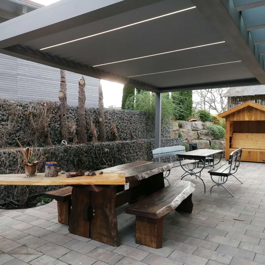 Terrassenüberdachung mit Aluminiumlamellen