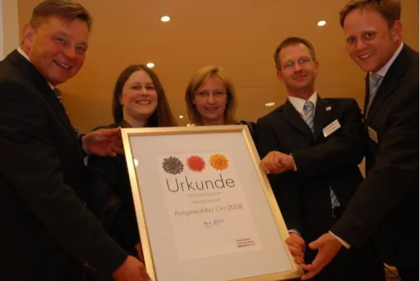 Bild: Die Zukunft gewinnen mit dem Wuppertaler Patenprojekt - Deutsche Bank übergibt Ehrung des Bundespräsidenten