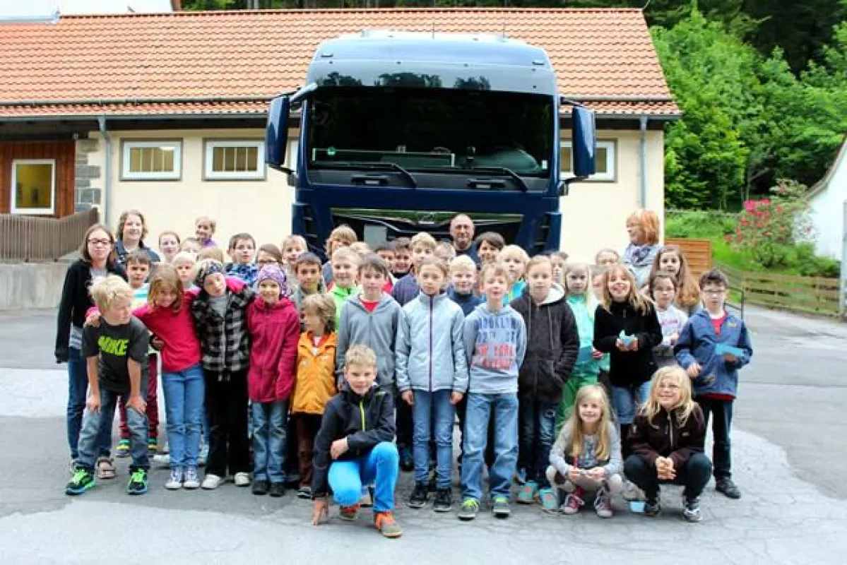 Seltener Gast auf dem Schulhof in Pöhlde: Der Obermann-Lkw. Quelle: Obermann Unternehmensgruppe