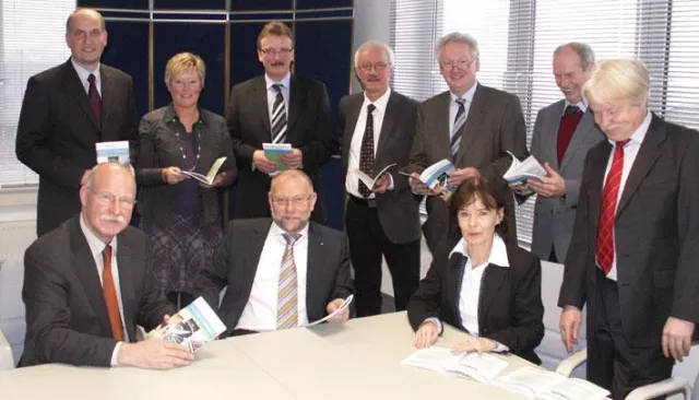 Bild: „Studenten und Unternehmen zusammenführen“ - Wirtschaftsverband und FH stellten Unternehmenskompass vor