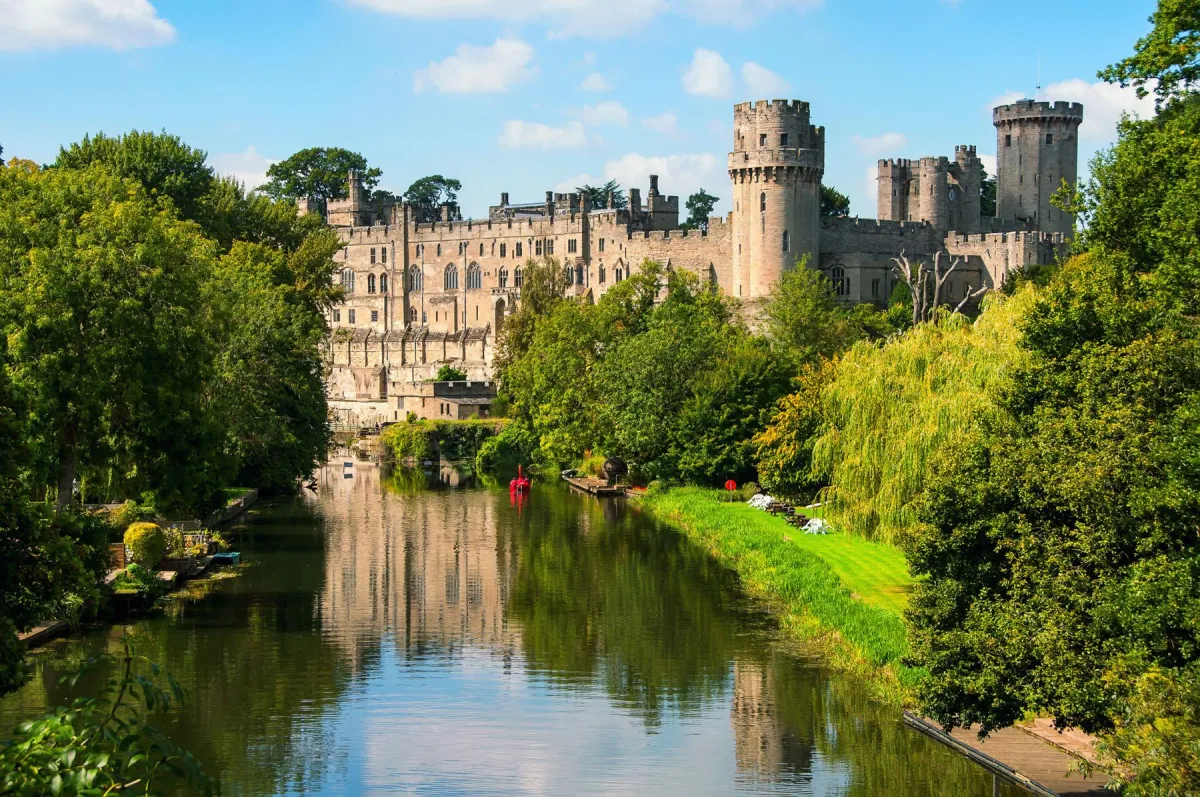 Der erste Blick auf Warwick Castle ist vom Wasser aus besonders eindrucksvoll