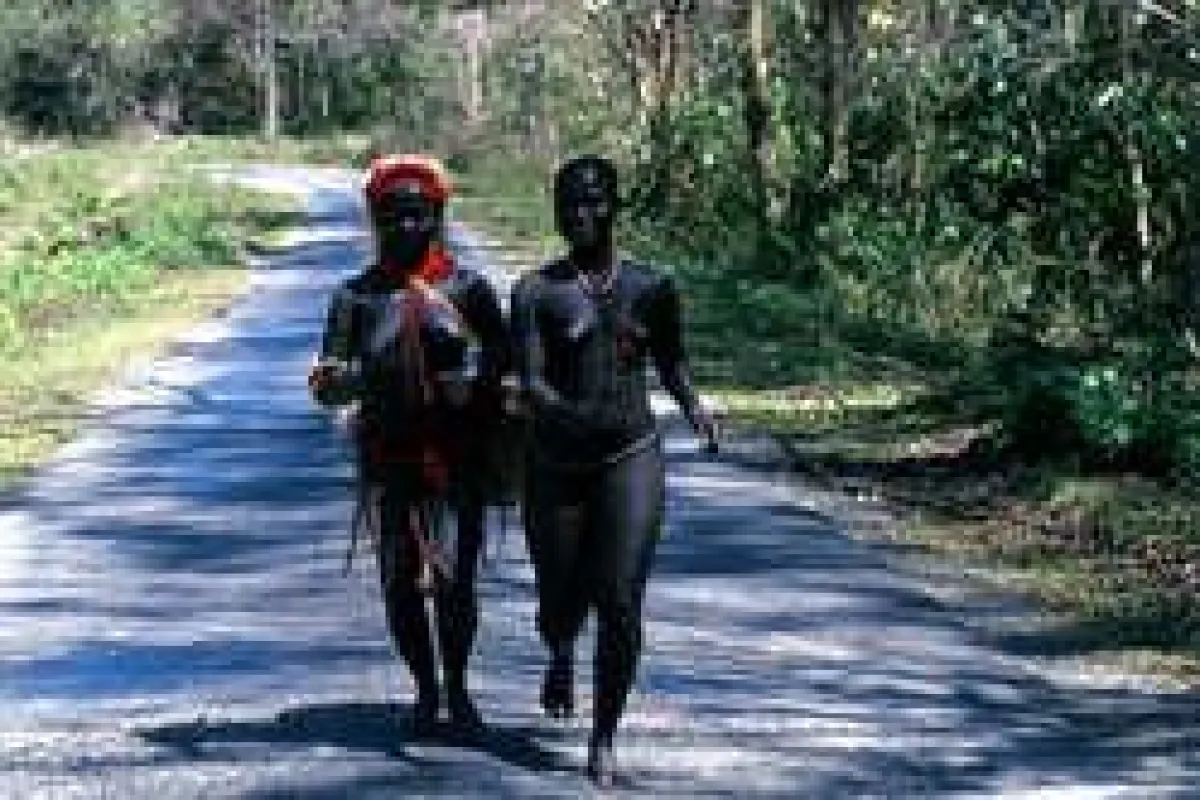 Zwei Jarawa-Frauen an der Andamanen Fernstraße. © Salomé/ Survival