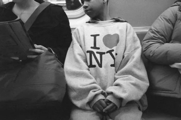 Bild: Der Fotograf Anselm Skogstad mit seiner NYC Subway Serie 2005-2008 im Raum für zeitgenössische Kunst in Zürich