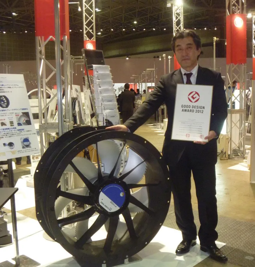 Der japanische Niederlassungsleiter von Ziehl-Abegg, Norihiro Wada, zeigt die Urkunde.