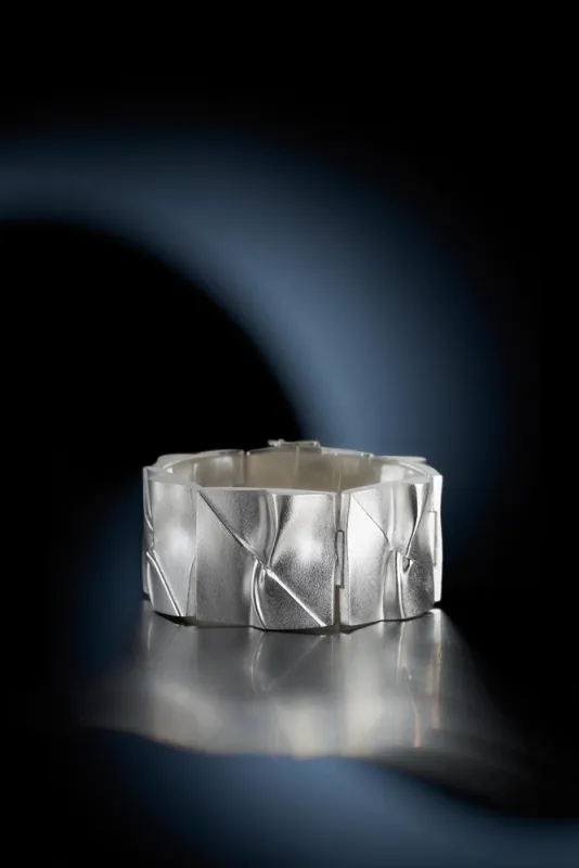 Das Armband Bridge to the Moon von Björn Weckström gehört zu der Space Silver Collection, die mit neuen Designs und Klassikern aus den 60er-Jahren erneut für Furore sorgt.