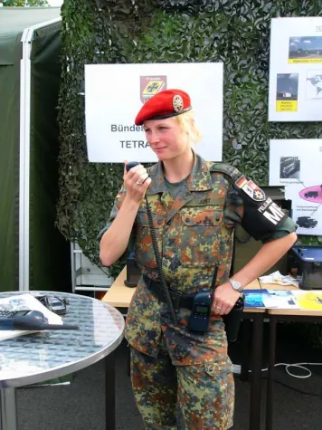 Bild: Moderne digitale Funksysteme für die Soldatinnen und Soldaten im Einsatz