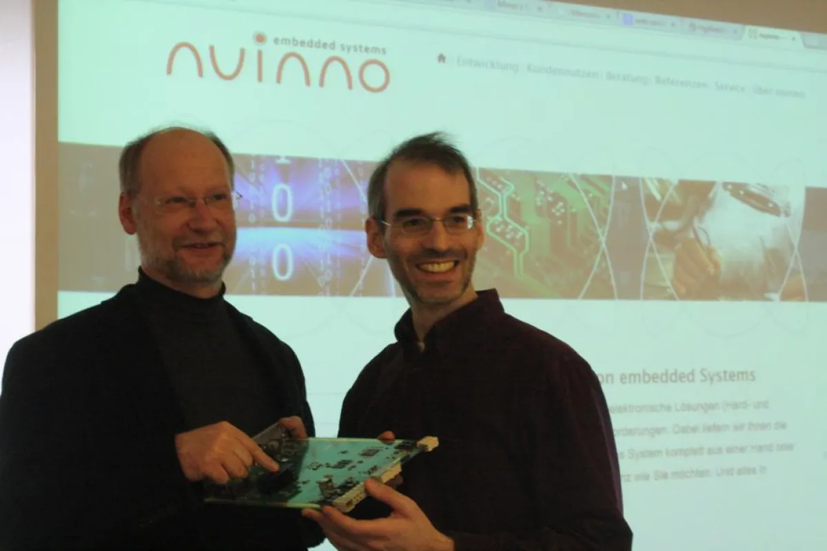 Daniel Weiß und Stefan Nunninger (v. l. n. r.) präsentieren eine kundenspezifische Baugruppe