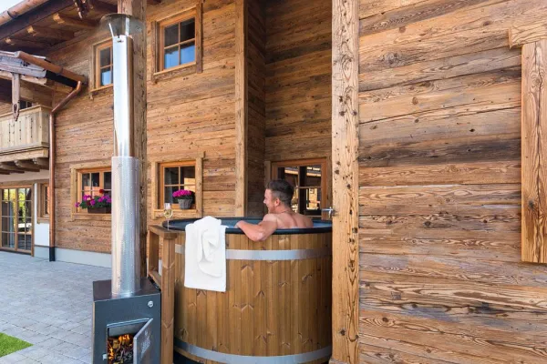 Nasse Entschleunigung zu allen Jahreszeiten ... hochwertige Badefässer von Hot-Pott für Alpzitt Chalets. Bild: Nasse Entschleunigung zu allen Jahreszeiten ... hochwertige Badefässer von Hot-Pott für Alpzitt Chalets.