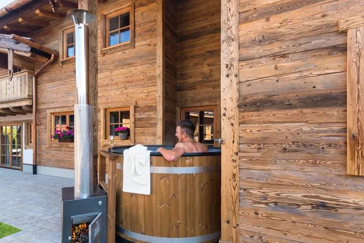 Nasse Entschleunigung zu allen Jahreszeiten ... hochwertige Badefässer von Hot-Pott für Alpzitt Chalets. Bild: Nasse Entschleunigung zu allen Jahreszeiten ... hochwertige Badefässer von Hot-Pott für Alpzitt Chalets.