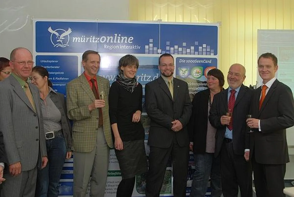 Freude & Erleichterung beim Projektteam und Gästen über den gelungenen Relaunch nach der Onlineschaltung der neuen Version von müritzonline in den Räumen der  Wirtschaftsförderung Müritz GmbH