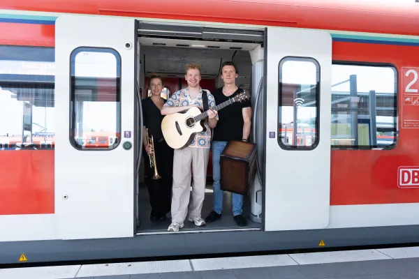Bild: 30 Jahre RMV – eine musikalische Überraschung für Fahrgäste