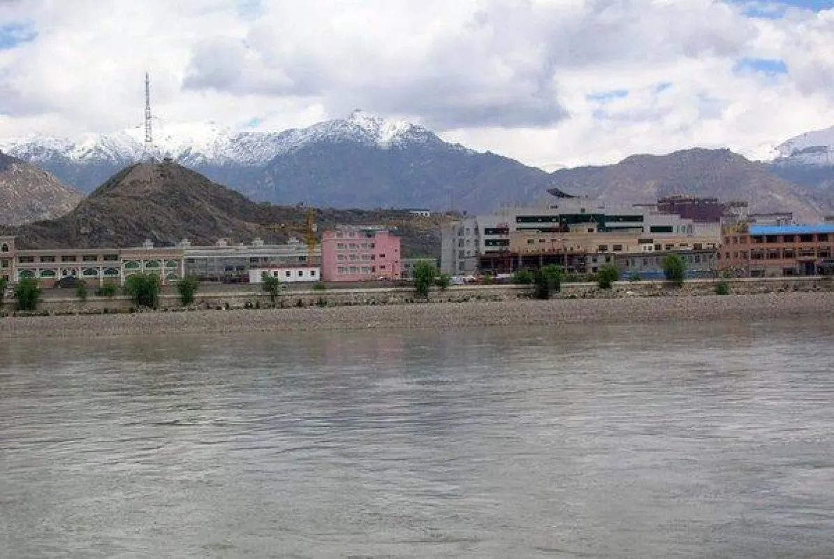Lhasa vom Kyichu Fluß aus gesehen