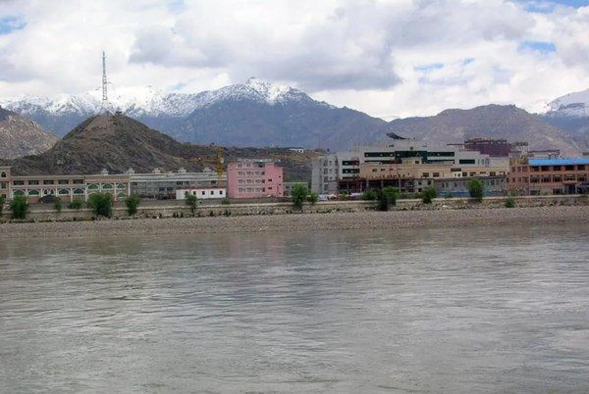 Lhasa vom Kyichu Fluß aus gesehen