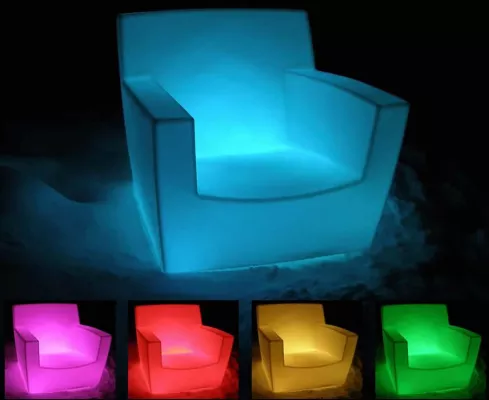 Bild: Farbtherapeutische Unterstützung für den Innen- und Außenbereich – mit dem 7-Farb-Loungesessel