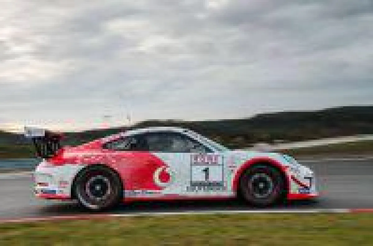 Marek Böckmann (20) in seinem neuen Arbeitsgerät  #1 GIGASPEED Porsche von GetSpeed