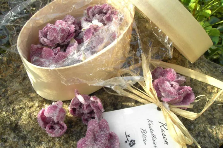 Bild: Mit Blüten zu Tisch – kulinarische Köstlichkeiten aus dem Blumengarten