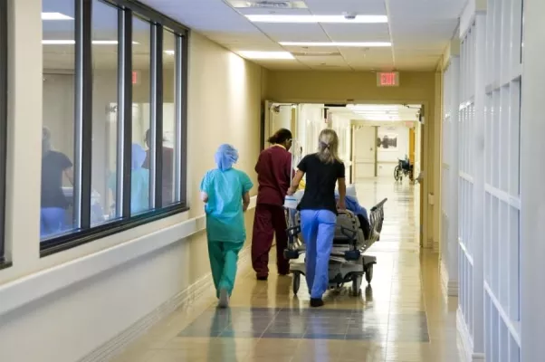 Bild: Schluss mit Warten - Am Lukaskrankenhaus Neuss werden die logistischen Abläufe softwaregestützt optimiert