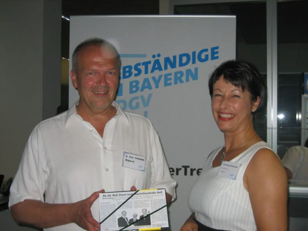 BDS-Vorstandsmitglied Christine Hornischer setzte die Inhalte des Vortrages gleich um und sprach Dr. Hans Dombrowski ihr Lob und ihre Anerkennung aus.