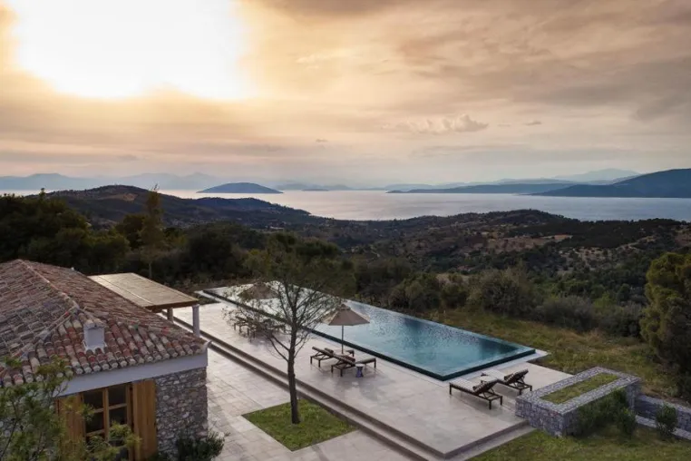 Bild: Amanzoe enthüllt SKY Plain: Permanente Kunstinstallation von James Turrell
