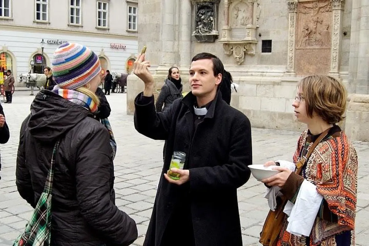 Ein Kaplan lädt am Stephansplatz zur 