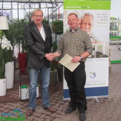 Bild: TÜV Zertifizierung für Barrierefreiheit im Außenbereich an Gartenbau-Experte Udo Erdmann verliehen