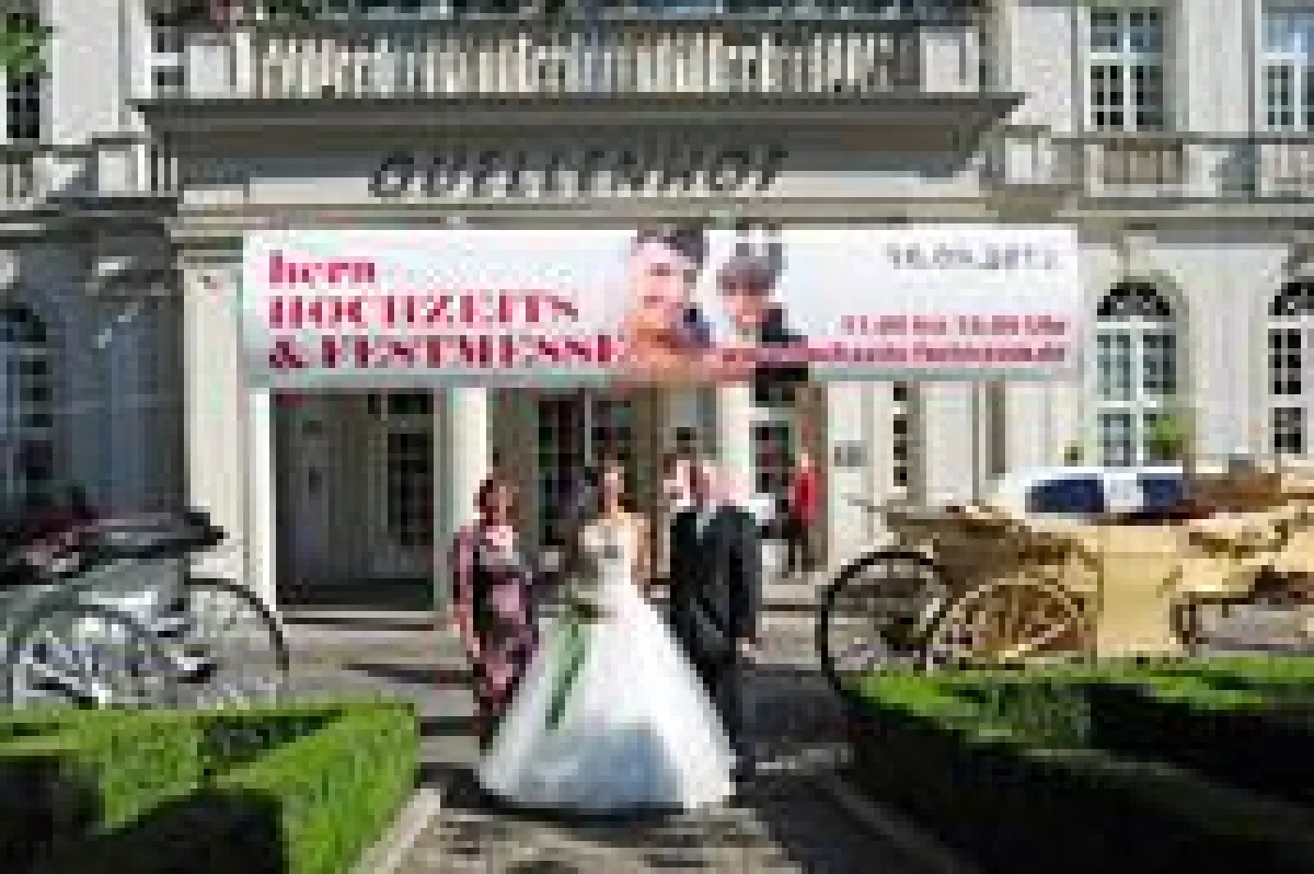 (v.l.) : Organisatorin Anke Kerp mit Braut-Modell und Hoteldirektor Walter Hubel. Bild: Wingens