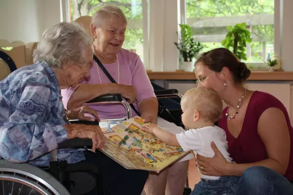 Bild: Ein Jahr Kinderlachen im AWO Seniorenzentrum Vahrenwald