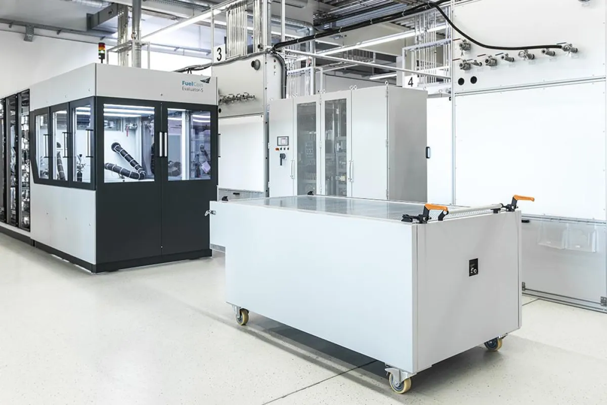 Evaluatorprüfstand mit Prüflingswagen und kundenspezifischen Anschlussbuchsen