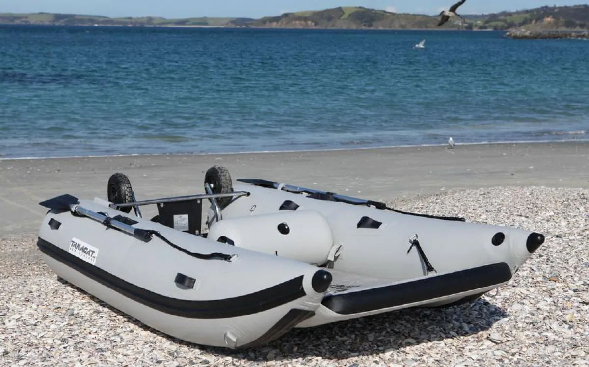 Katamaran-Schlauchboot mit offenem Bug und selbstlenzendem Transom