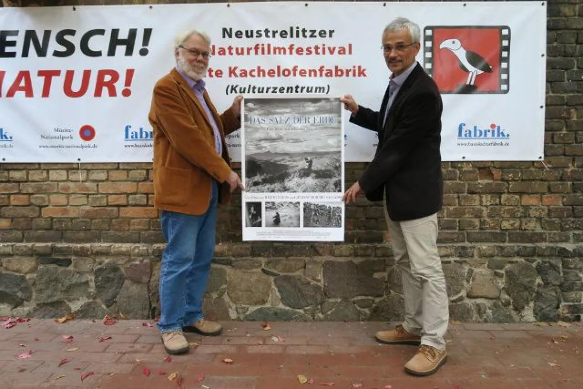 Horst Conradt und Ulrich Meßner präsentieren stolz das Plakat des Gewinnerfilms „Das Salz der Erde“