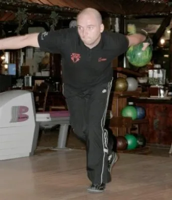 Bild: Karin Moos und Marcel Keil halten Jenaer Fahne in Erfurt hoch