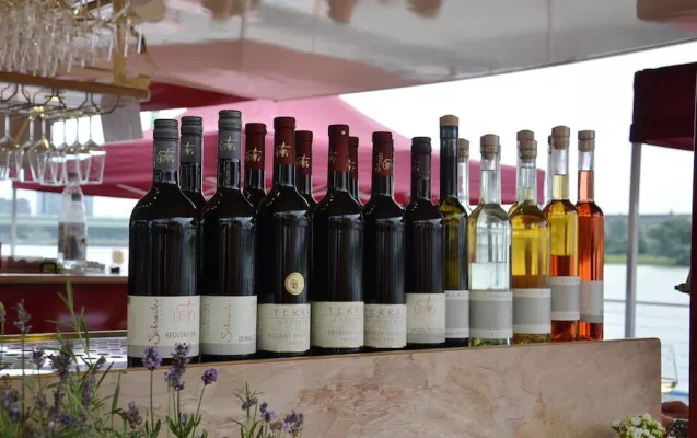 Bild: Besten Wein direkt am Rhein genießen - 25 deutsche Winzer laden zur '3. Weinwoche im Rheinauhafen Köln' ein