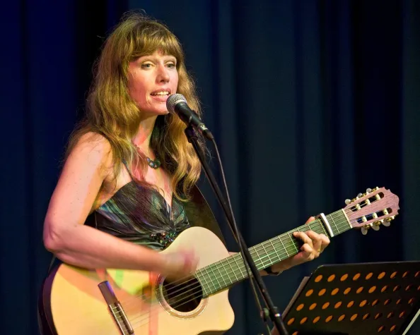 Bild: „Haus am Strom”: Musikalische Dichterlesung mit Beate Lambert