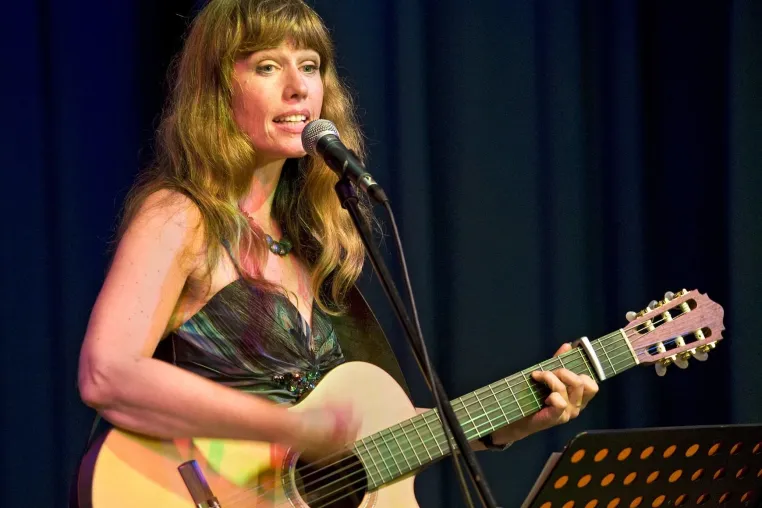 „Haus am Strom”: Musikalische Dichterlesung mit Beate Lambert Bild: „Haus am Strom”: Musikalische Dichterlesung mit Beate Lambert