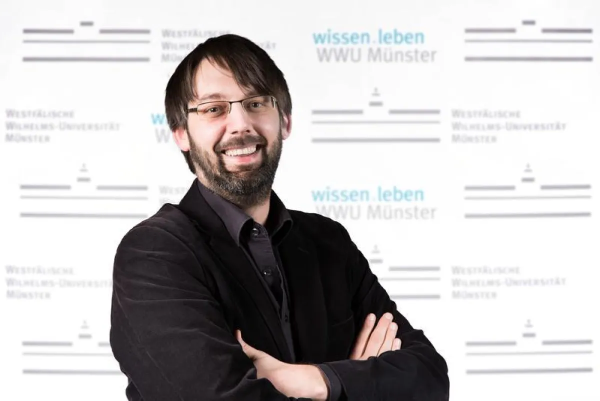 Prof. Dr. Bernd Schlipphak (Photo: Benedikt Weischer)