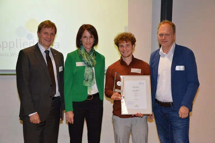 Dezentrale Windkraftanlagen in Schwellen- und Entwicklungsländern sowie Mango-Schneider Bild: Dezentrale Windkraftanlagen in Schwellen- und Entwicklungsländern sowie Mango-Schneider