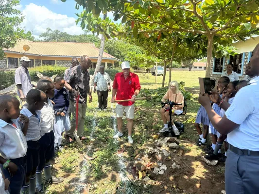 Holtikon Gruppe sponsert ein Schulgebäude in Kenia Bild: Holtikon Gruppe sponsert ein Schulgebäude in Kenia