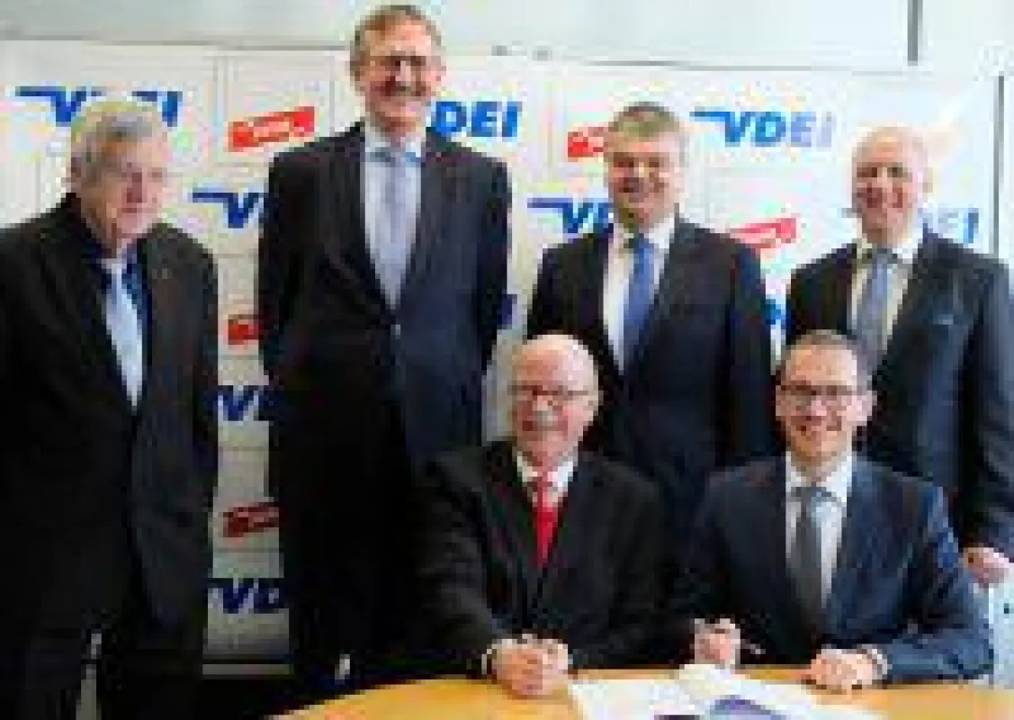v.l.n.r.: W. Henschel (VDEI), S. Krause (VDEI Service GmbH), J.Warlitz (VDEI),V.Raab (DEHN), H.Pusch (CSO DEHN), J.Ehrler (DEHN)