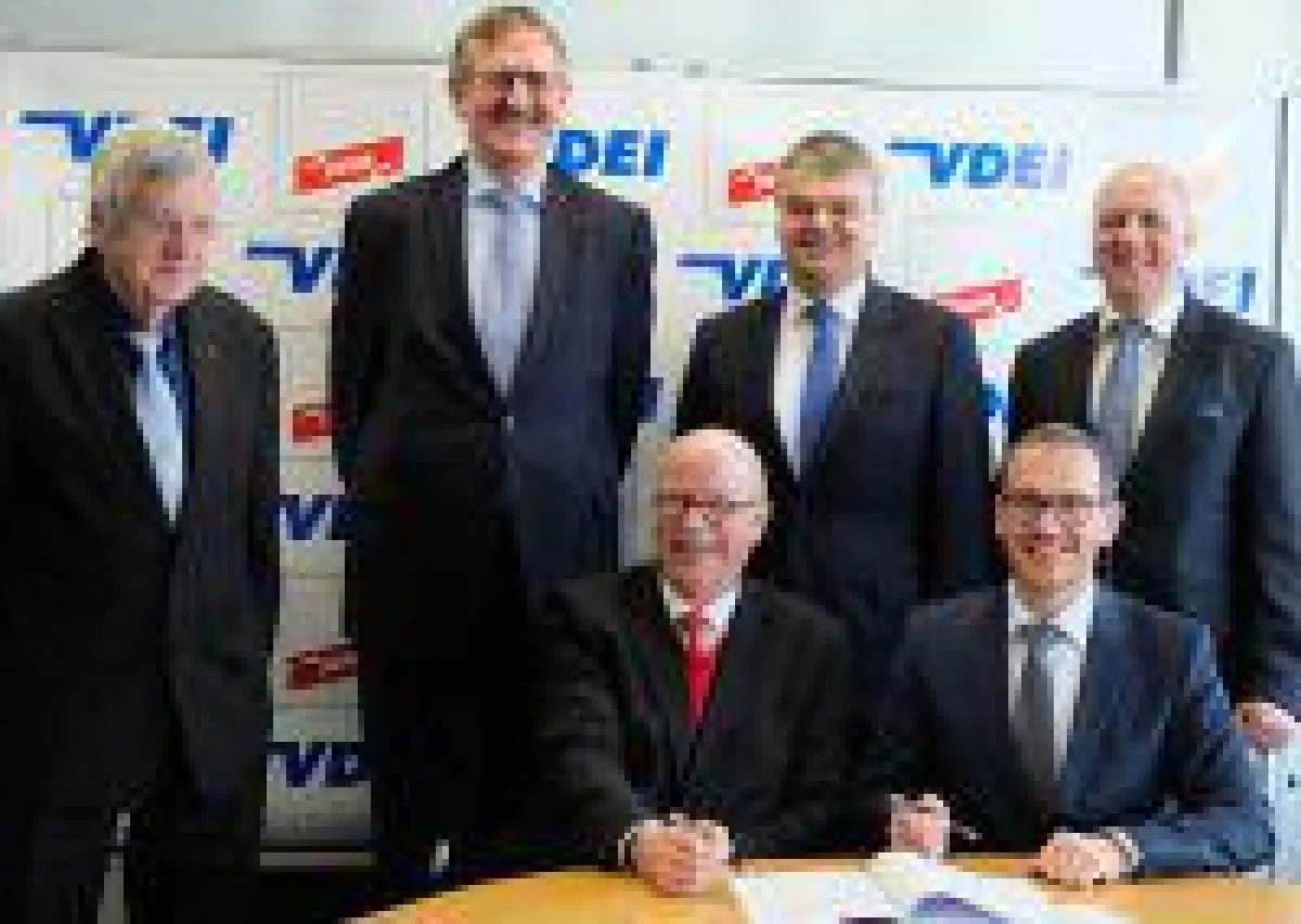 v.l.n.r.: W. Henschel (VDEI), S. Krause (VDEI Service GmbH), J.Warlitz (VDEI),V.Raab (DEHN), H.Pusch (CSO DEHN), J.Ehrler (DEHN)