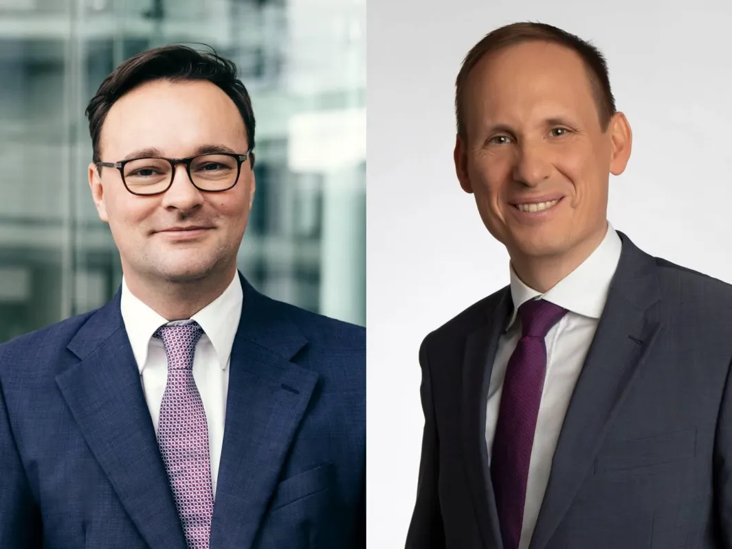 Hand in Hand für Transparenz: MdB Oliver Luksic (l.) und der Haarer Gemeinderat Peter Siemsen (r.).