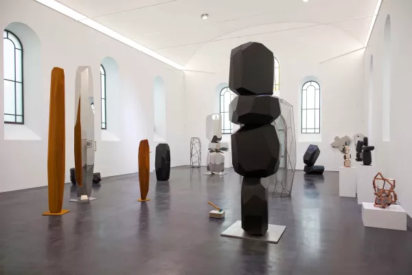 „Arik Levy – MineralForest“ in den Jakobshallen der Galerie Scheffel, Bad Homburg Bild: „Arik Levy – MineralForest“ in den Jakobshallen der Galerie Scheffel, Bad Homburg