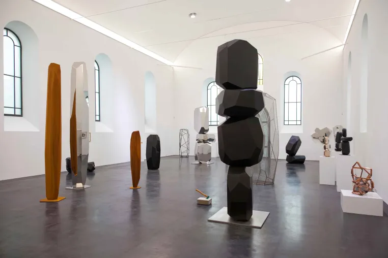 Bild: „Arik Levy – MineralForest“ in den Jakobshallen der Galerie Scheffel, Bad Homburg