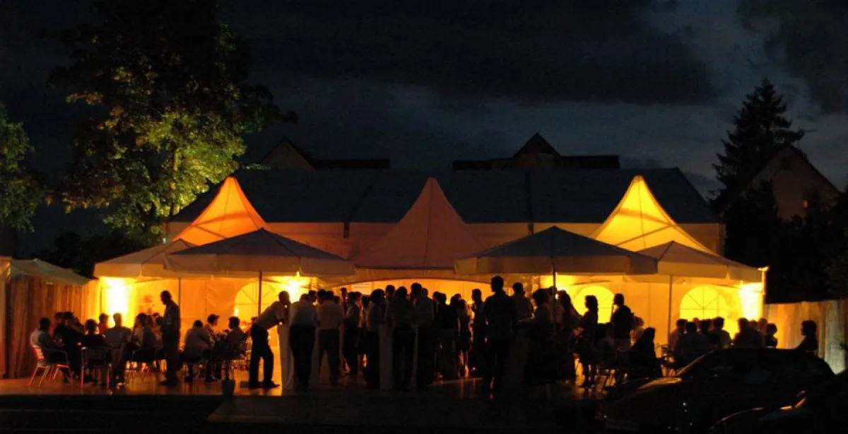 Ein Sommerabend bei WALTER kann orientalisch anmuten. Zumindest dann, wenn TDM Systems auf dem WALTER-Gelände die Zelte zur 15-Jahr-Feier aufschlägt.