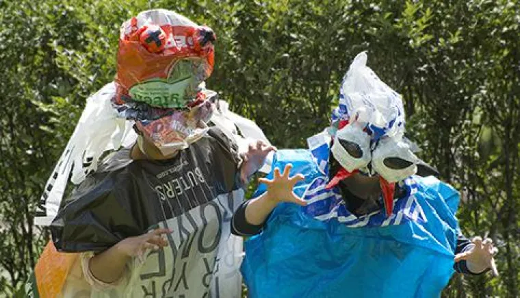 Plastikmonster protestieren für Tütenverbot Bild: Plastikmonster protestieren für Tütenverbot