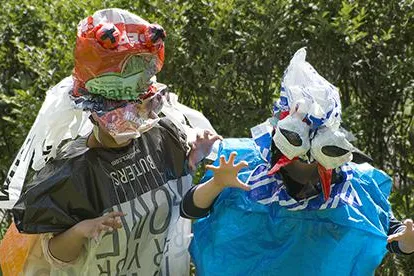 Plastikmonster protestieren für Tütenverbot Bild: Plastikmonster protestieren für Tütenverbot