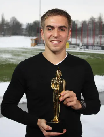 Philipp Lahm mit dem „Goldenen ROLAND 2010“ geehrt Bild: Philipp Lahm mit dem „Goldenen ROLAND 2010“ geehrt
